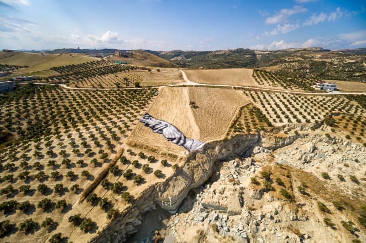 <p>Asrın felaketinin yerle bir ettiği Hatay’da ünlü Fransız Arazi Sanatçısı Saype, dünyaya birlik ve beraberlik mesajı vermek amacıyla Defne ilçesi Armutlu Mahallesi’nde enkaz üzerine 700 metrekare alanda dev eser çizmişti.</p>