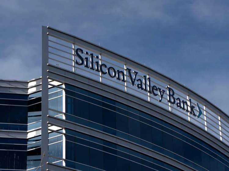 <p><strong>Silicon Valley Bank</strong></p>

<p><br />
ABD'de Silikon Vadisi Bankasının (SVB) iflası, 2008'deki finansal krizden bu yana ülkedeki en büyük banka iflası olarak tarihe geçti.</p>
