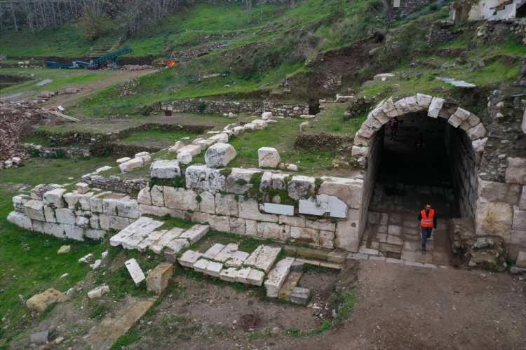 <p>Tiyatronun doğu kısmında yer aldığı değerlendirilen diğer seyirci geçidi yapısının ise bugüne ulaşmadığı belirlendi.</p>
