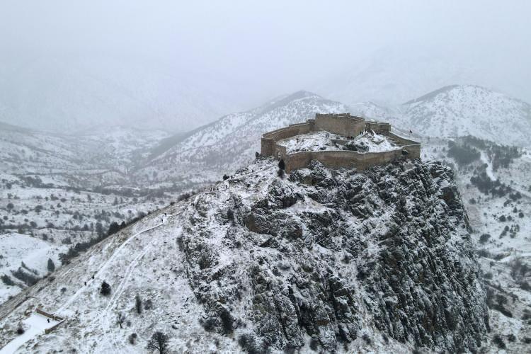 <p>Gümüşhane’de bulunan ve Doğu Karadeniz Bölgesi'nin en görkemli kalelerinden birisi olan Kov Kalesi’ne kar yağışı altında 70 sporcunun katılımıyla doğa yürüyüşü düzenlendi.</p>
