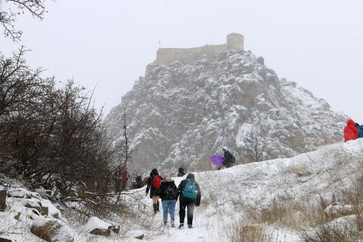 <p>Etkinliğe katılan sporculardan Zahide Taş, <strong>“Tarihi ve çok güzel bir kale. Karla bir araya gelince çok güzel manzara sundu. 4-5 kilometre tırmanış yaptıktan sonra buraya ulaştık. Güzel bir deneyim yaşadık. Gümüşhane’nin çok güzel tarihi yerleri varmış, bunu da görmüş olduk”</strong> dedi.</p>