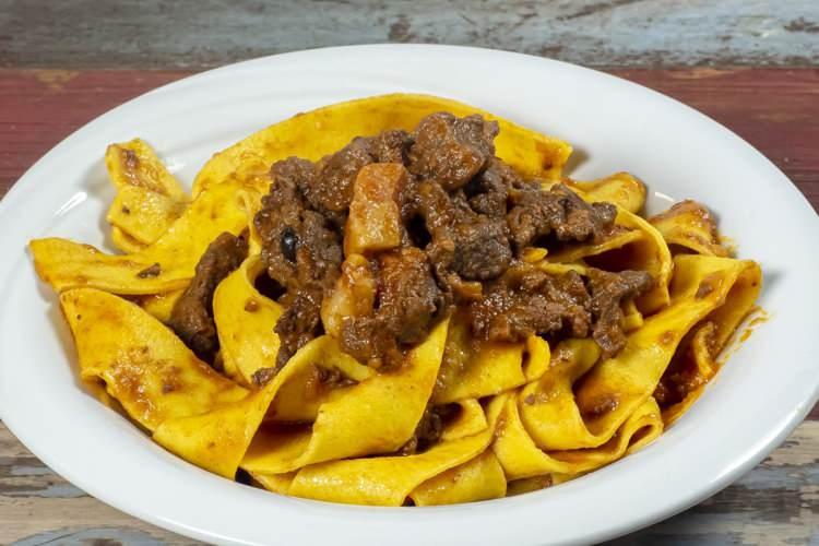 <p>Listenin on birinci sırasında "Pappardelle al cinghiale" bulunuyor.</p>
<p> </p>