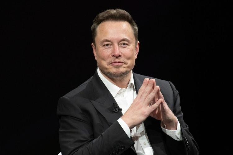 <p><span style="color:#000000"><strong>Sosyal medya platformu X'ten paylaşımda bulunan Musk, "Dünya tamamen Mad Max'e dönse ve benzin kalmasa bile Tesla'lar güneş panellerinden şarj olabilecek" ifadelerini kullandı.</strong></span></p>