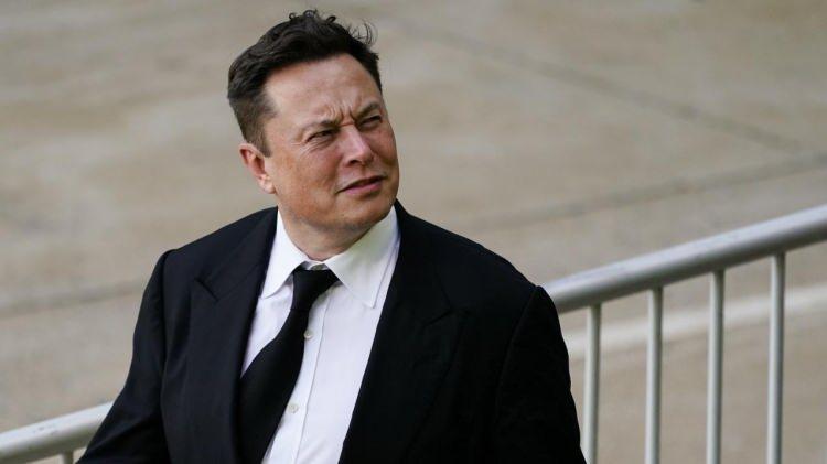 <p><span style="color:#000000"><strong>Musk'ın açıklamasını mantıksız bulan sosyal medya kullanıcıları filmdeki sahnede bilgisayar korsanlarının sürücüsüz arabalar gibi teknolojileri teorik olarak insanlara karşı nasıl kullanabileceğini gözler önüne serdiğini dile getirdi.</strong></span></p>