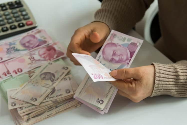 <p><strong>ASGARİ ÜCRET DÖVİZ BAZLI YENİ REKORUNU KIRACAK</strong><br />
 </p>

<p>Temmuz zammı ile dönemin kuruyla 482 dolar bandına yükselen asgari ücretin yeni rekorunu kırması bekleniyor. Merkez Bankası'nın 2023 yılı enflasyon tahmini yüzde 65, gelecek yıl için ki tahmini yüzde 36 olarak belirlendi. 5 aylık enflasyon rakamlarının yüzde 33,66 olarak kesinleşmesi TCMB'nin tahminlerine uyumlu bir şekilde gerçekleşti.</p>
