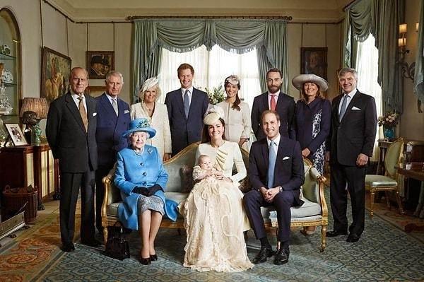 <p><span style="color:#000000"><strong>Her adımları merak konusu haline gelen İngiliz Kraliyet Ailesi, son yıllarda özellikle 70 yıldır tahtın sahibi olan Kraliçe II. Elizabeth'in ölümüyle sık sık gündeme geliyor.</strong></span></p>
