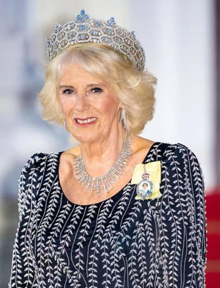 <p><span style="color:#FF0000"><strong>8. Krali&ccedil;e Camilla</strong></span></p>

<p><span style="color:#000000"><strong>1997'de yaşamını kaybetse de masumiyeti, g&uuml;zelliği ve yardımseverliğiyle t&uuml;m d&uuml;nyada g&ouml;n&uuml;llerin krali&ccedil;esi olarak g&ouml;r&uuml;len Prenses Diana'nın en b&uuml;y&uuml;k d&uuml;şmanı... Kral Charles'ın eşi krali&ccedil;e Camilla listede 6. sırada.</strong></span></p>
