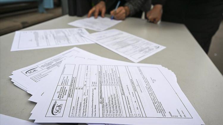 <p>Askerlik ve doğum borçlanması asgari ücrete bağlı olarak değişen ödemelerden bir tanesi. Burada hesaplama şu şekilde oluyor: Asgari ücretin yüzde 32’si oranında belirleniyor. Bu günlük 30’a bölünerek belirleniyor. Şu anda bu tutar 143.08 TL’dir. Asgari ücrete yüzde 50 oranında artış öngördüğümüzde bu tutar da yüzde 50 oranında artacak ve 214.62 TL’ye yükselecektir. Her gün için bu kadar tutar bir yükseliş söz konusu olacaktır.</p>