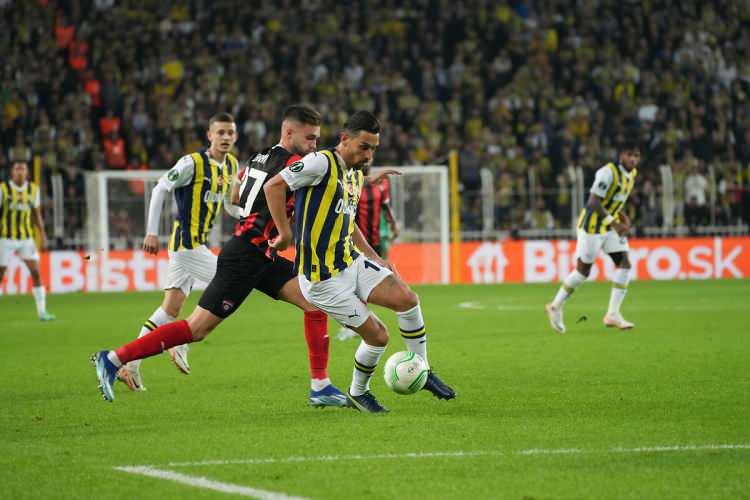 <p>Konfearans Ligi'nde H Grubu son maçında sahasında Spartak Trnava'yı 4-0 mağlup eden Fenerbahçe, Ludogorets'in Nordsjaelland'ı 1-0 yenmesiyle H Grubu'nu 12 puan ve averajla Ludogorets'in önünde lider tamamladı.<br />
<br />
Konferans Ligi'nde adını direkt olarak son 16 turuna yazdırdı.</p>
