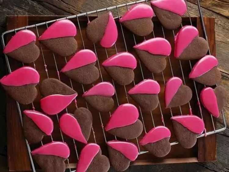 <p><a href="https://www.yasemin.com/yemek/haber/2826943-kalpli-kurabiye-nasil-yapilir-en-kolay-kalpli-kurabiye-tarifi"><span style="color:#800080"><strong>8. KALP KURABİYE</strong></span></a></p>
