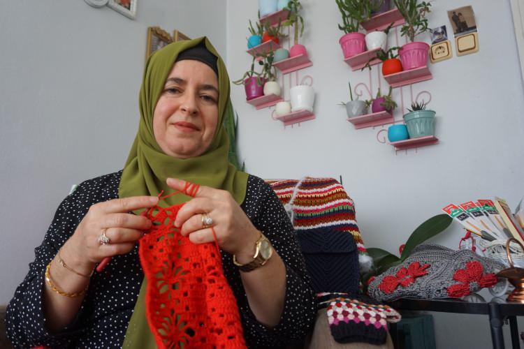 <p>El emeği göz nuru ürünlerini sosyal medya üzerinden aldığı siparişlerle görücüye çıkaran Gamsız, yelekten çantaya, patikten şapkaya kadar her işi yapıyor ve ev hanımlarına örnek oluyor.</p>