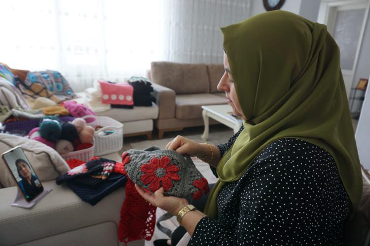 <p>lk başlarda kendi yakın çevresine ve ailesine hediyelik olarak çeşitli örgüler yapan ev hanımı Gamsız, şimdi siparişlere yetişmeye çalışıyor. Yaptığı ürünlerin beğenilmesi sonrası müşteri sayısı artan Gamsız, yurt içinin yanı sıra yurt dışından da sipariş almaya başladı.</p>