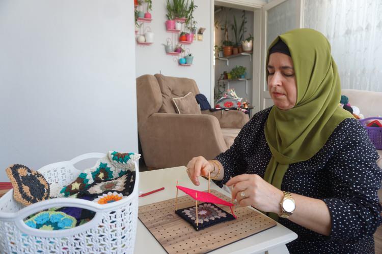 <p>Sosyal medya platformu üzerinden kendisine bir sayfa açan Gamsız, çeşitli örgü hesaplarını takip ederek kendisine arkadaşlar edindi. Kurduğu dostluklar sayesinde çevresini genişleten Gamsız, sipariş aldığı müşterileriyle görüntülü konuşma yaparak fikir alışverişinde de bulunuyor.</p>