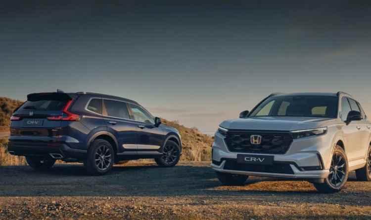 <p>e-CVT şanzıman ve elektronik dört çeker sistemle kombine edilen hibrit motor, CR-V'nin 0-100 km/s hızlanmasını 9,5 saniyede tamamlamasını sağlıyor ve birleşik kullanımda 6,7 lt /100 km yakıt tüketimi sağlıyor.</p>
<p> </p>