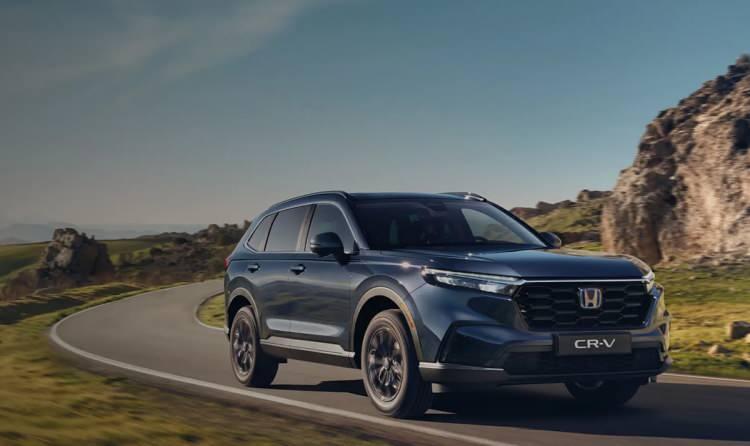 <p>Bu modelin standart özellikleri arasında anahtarsız giriş ve çalıştırma, çift bölgeli otomatik klima, yağmur sensörü, otomatik dur/kalk özelliğine sahip hız sabitleyici, 8 yönlü ve 2 hafızalı elektrikli sürücü koltuğu, 4 yönlü elektrikli ön yolcu koltuğu, var.</p>