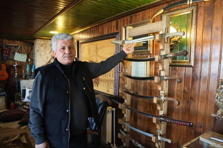 <p> Nevşehir’de esnaflık yapan ve antika tutkunu Adnan İşbilir biriktirdiği antika ürünleri iş <strong>yeri</strong>nde sergiliyor.</p>