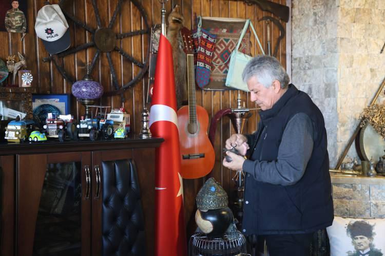 <p>Elektronik aletleri de farklı ustalardan destek alarak bakımını yapıyoruz. Buradaki tüm objeler kullanılır durumda. Allah nasip ederse çocuklara ve neslimize müze gibi bırakmaya çalışıyorum. En büyük temennim Ülkemizde bu tür eserlerin sergilendiği bir Osmanlı müzesinin açılması” ifadelerini kullandı.<br />
Her gün iş <strong>yeri</strong>ne geldiğinde ürünleri tek tek inceleyen İşbilir, günlük ürünlerin de tozunu almayı ihmal etmiyor.</p>