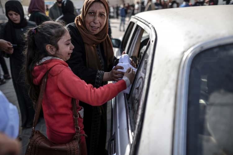 <p>Anne ve kızı binek arabanın arkasına yükledikleri şehitlerini göz yaşları içinde uğurluoyr.</p>
