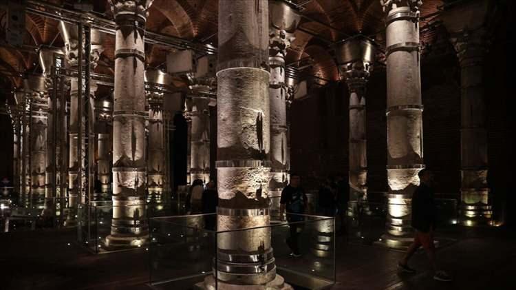 <p>Binlerce kişiye ev sahipliği yapan İstanbul doğa, tarihi ve farklı noktalarıyla ziyaretçilerini kendine hayran bırakıyor.</p>
