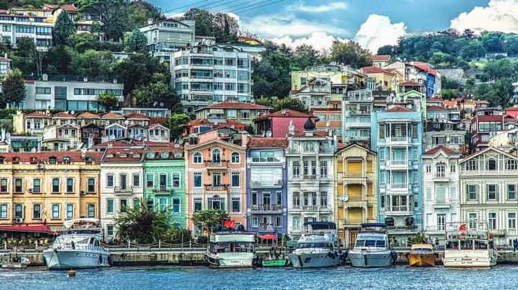 <p><strong>BEBEK</strong></p>
<p>Bebek, İstanbul’un en güzel semtlerinden biri. Burası, hem doğal güzelliği hem de tarihi dokusuyla dikkat çekiyor. Ama Bebek’in adı da çok ilginç bir şekilde ortaya çıkmış. Fatih Sultan Mehmet zamanında, buranın muhafızlığı “Bebek” lakaplı bir bölükbaşıya verilmiş. Bu bölükbaşının, ilçede bir köşkü ve hasbahçesi varmış. Bu yüzden, ilçe de bölükbaşının lakabıyla anılmış.</p>
<p> </p>