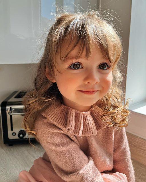 <p>Ela: Göz rengi anlamına gelir, aynı zamanda "göz alıcı" anlamına da gelir.</p>
