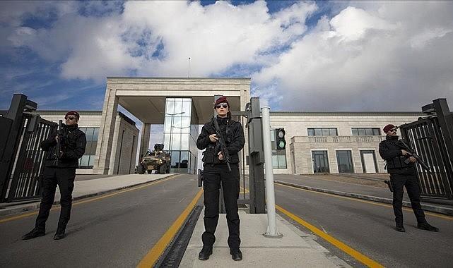 <p><strong>MİT SAHA AJANLARI DEVREYE GİRDİ</strong></p>
<p>Milli İstihbarat Başkanlığı, PKK'nın yıllarca şehirlerde yer altında özenle kurduğu sivil paramiliter yapıdan haberdardı. MİT Başkanlığı, özel istihbarat yöntem ve metotlarla bu yapıyı yakından mercek altına aldı. Teknik, Elektronik ve Siber kabiliyetlerinin bile yetmediği bir durumla karşılaşan MİT Başkanlığı, sahadaki insana dayalı tüm özel istihbarat kabiliyetlerini hassas bir şekilde adım adım kullanarak örgütün Özel Harp Yapılanmasının liderini yıllarca tespit etmeye çalıştı.</p>
