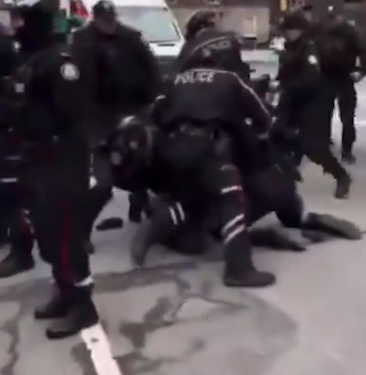 <p><span style="color:#000000"><strong>Etraftaki diğer göstericileri uzaklaştırmak için güç uygulayan polis ekipleri, şiddet uyguladıkları kişiyi gözaltına aldı.</strong></span></p>
