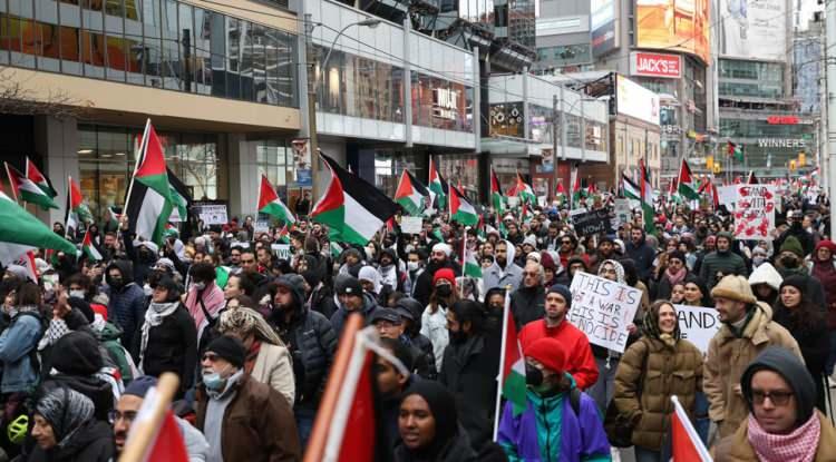 <p><span style="color:#B22222"><em><strong>Yüzyılın en büyük utancına imza atan İsrail, Gazze'de binlerce insanı resmen katlediyor. Dünyanın gözü önünde soykırım yapan İsrail'e karşı dik bir duruş sergileyen binlerce kişi Kanada'da İsrail karşıtı eylem düzenledi. Yürüyüş esnasında bir kişinin polis tarafından darp edildiği anlar büyük tepki topladı.</strong></em></span></p>
