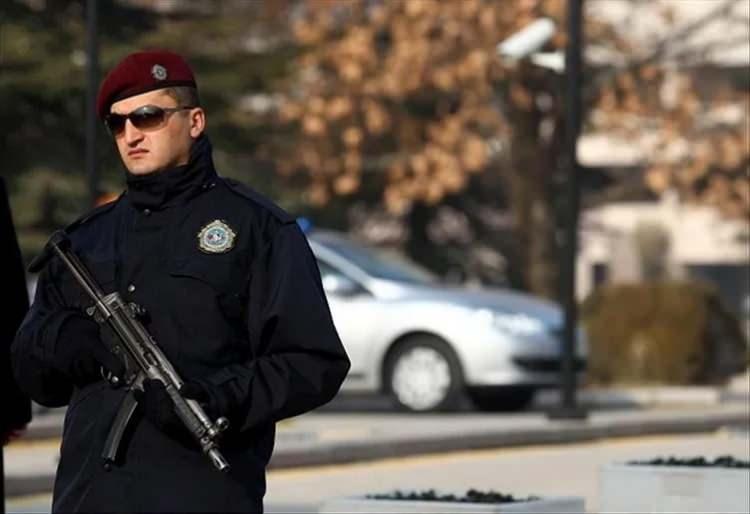 <p><strong>FETÖ'NÜN MAHREM YAPILANMASINI ÖRNEK ALDILAR</strong></p>
<p>Fetullahçı Terör Örgütü'nün (FETÖ), MİT, Asker ve Emniyet, sivil mahrem hizmetler yapılanmasını bir kısmını model alarak çok daha gizli hücre yapılanmasına geçtiği öğrenildi. Yer altı yapılanma modelinde 3 kişiden oluşan kendilerini 'Dar Hücreler', 'Öncü Çekirdekler' olarak adlandıran pasif hücreler birbirleriyle kesinlikle haberleşmiyor.</p>