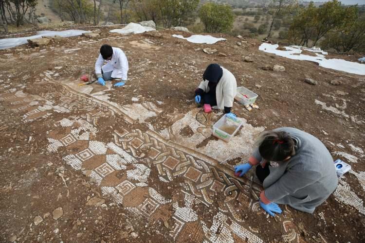 <p>Mardin Müze Müdürü ve kazı başkanı Abdulgani Tarkan, AA muhabirine, Kızıltepe ve Artuklu ilçeleri arasında bulunan ormanlık alanda Roma dönemine ait yerleşim yerinde kurtarma kazısı yürüttüklerini söyledi</p>
