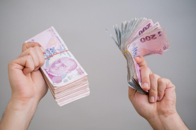 <p>86 maddelik torba yasa ile beraber emekli ikramiyesi düzenlemesi 2023 yılı içerisinde Meclis Genel Kurulu'nda oylanacak ve yasalaşacak. Son olarak Başkan Recep Tayyip Erdoğan'ın imzasıyla yürürlüğe girecek ve SGK, SSK, Bağ-Kur ve emekli sandığı olmak üzere ödemeler için uygulamaya geçecek.</p>