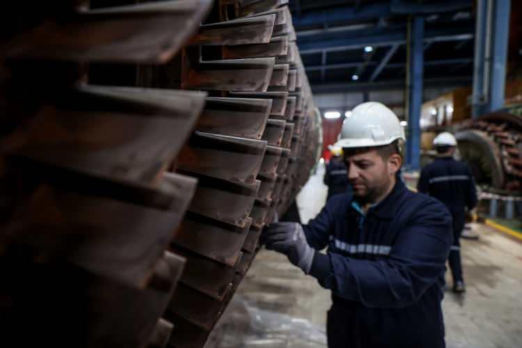 <p>En önemli aşama olan rotorun yerinden çıkarılarak bakıma alınmasını başarıyla gerçekleştirdiklerini anlatan Sezgin, "Geçmişte bu bakım çalışmaları yurt dışı firmalarca yapılıyordu. 3 ila 4 milyon avro gibi maliyeti oluyordu. Biz bunu 100 bin avro gibi çok daha düşük maliyete yapıyoruz." dedi.</p>
<p> </p>