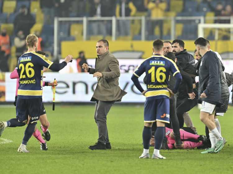 <p>MKE Ankaragücü Kulübü Başkanı Faruk Koca, Trendyol Süper Lig'in 15. haftasında 1-1 berabere kaldıkları Çaykur Rizespor maçından sonra hakem Halil Umut Meler'e saldırdı</p>
