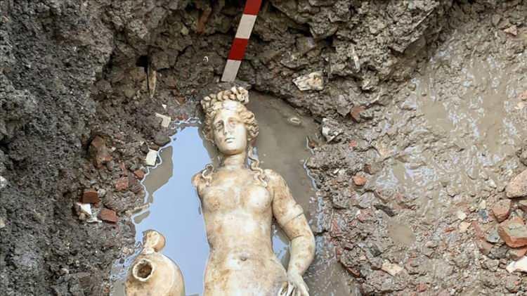 <p>Bartın'ın Amasra ilçesinde tarihi Bedesten bölgesinde yapılan sondaj çalışmalarında, milattan sonra 2. yüzyıla ait olduğu düşünülen Nymphe (su perisi) heykeli bulundu.</p>
<p> </p>
