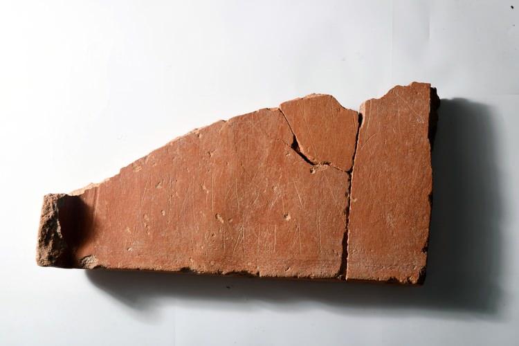 <p>Balıkesir'in Bandırma ilçesi Ergili Mahallesi'nin Hisartepe mevkisindeki ören yerinde bulunan tablada Frig harfleriyle "Bagabazos'un zar oyunu" yazdığı belirlendi.</p>
<p> </p>