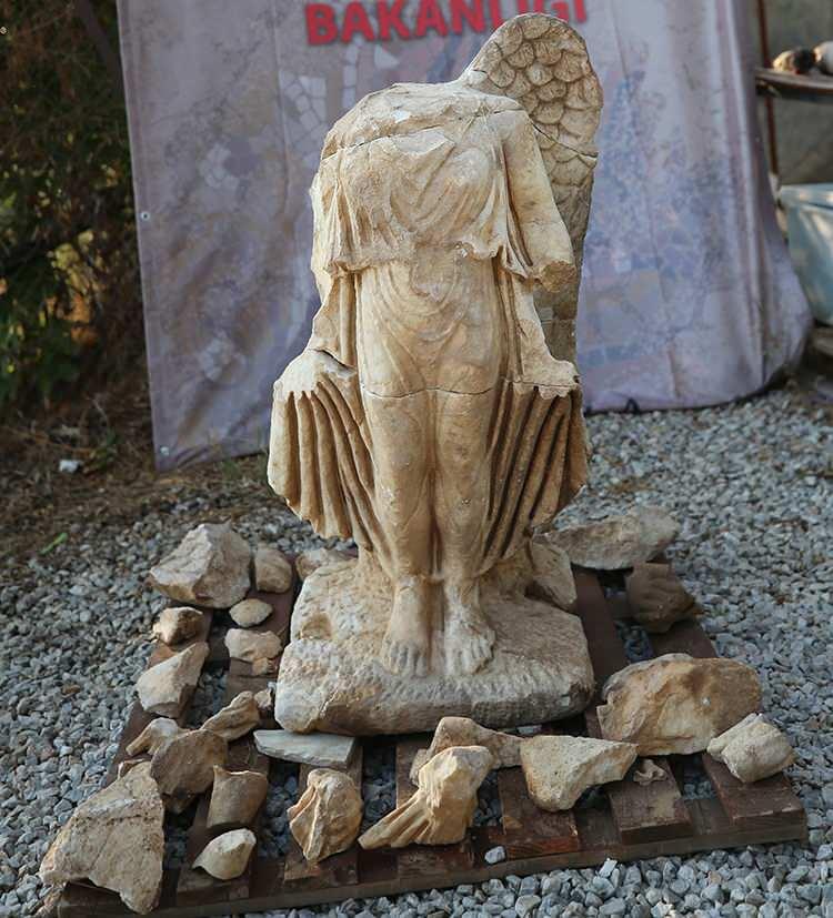 <p><strong>1800 YILLIK ZAFER TANRIÇASI HEYKELİ BULUNDU</strong></p>
