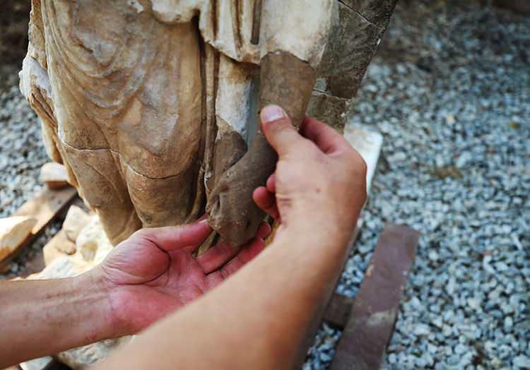 <p>Syedra Antik Kenti'nde yaklaşık 1800 yıllık, Roma dönemine ait tanrıça "Nike" (zafer tanrıçası) heykeli bulundu.</p>
<p> </p>