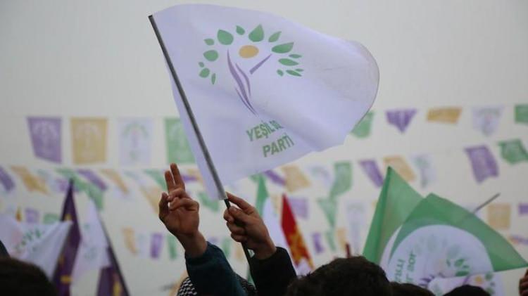 <p>Yeşil Sol Parti listelerinden seçime giren iki milletvekili istifa ederek EMEP'e geçti. 2 milletvekili ise Demokratik Bölgeler Partisi'ne katıldı.</p>