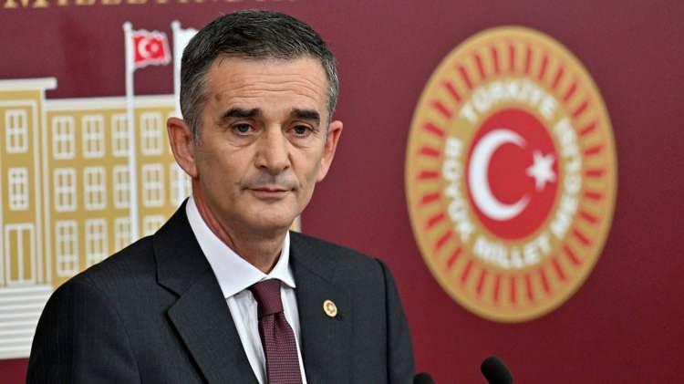 <p> Partisinden ihraç edilen Ümit Dikbayır da yine bağımsız olarak devam eden isimler arasında.</p>