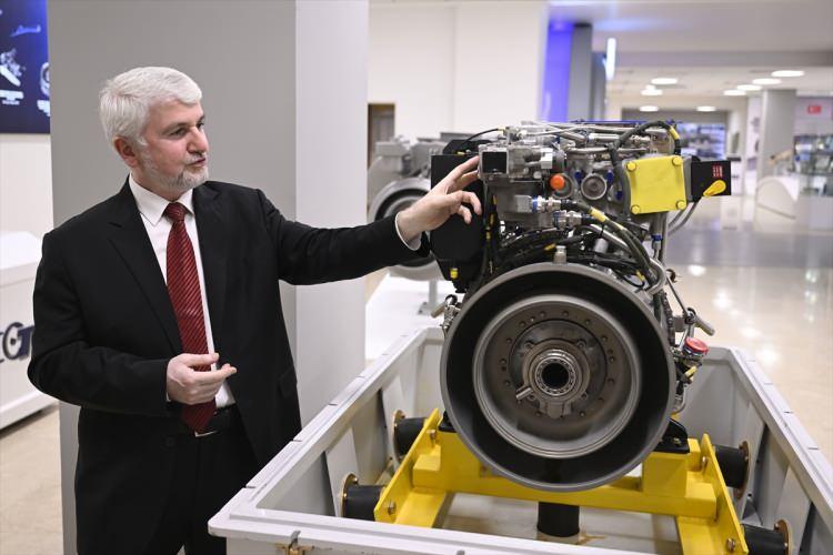 <p>Akşit, <strong>"Hemen peşinden bu sefer bu organizasyonun tasarlamış olduğu motoru tip sertifikası sürecine sokuyorsunuz. Motorun kendisi testlere girmeye başlıyor. Bu süreçten önce motoru defalarca test ettik, hatta uçurduk. Hem bizim hem TUSAŞ'ın uçuş güvenliği komitelerinden onay alıp öyle uçtu. </strong></p>