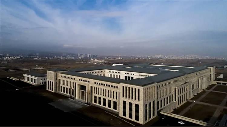 <p><strong>ÖRGÜT İÇİNDE ÖZEL ÖRGÜTLENME</strong></p>
<p>MİT Başkanlığı, PKK'ya bağlı özel harp yapılanması içerisinde 3 ayrı fonksiyon oluşturulduğunu öğrenirken, silahlı ve bombalı sabotajlar için şehirlerde hem eylem yapma, hem de bomba ve düzeneklerinin saklanması için birbirinden bağımsız ve habersiz uyuyan hücreler oluşturulduğunu belirledi. Deşifre edilen yapılanmanın içeresinde ikinci diğer önemli fonksiyonun ise, yurt dışından malzeme temini ve malzemelerin şehirlerarası aktarımının yanında her türlü stratejik lojistik destek, eleman aktarımı, gerektiğinde yedek eylem yapabilme için destek hücrelerinin kurulduğu öğrenildi.</p>