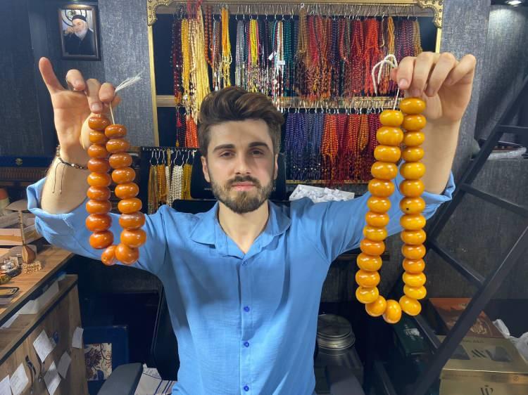 <p>Sözlerine devam ederek şöyle dedi, "Biz şuan 150 yıllık diyoruz. O dönem çadır düğmesi olarak kullanmışlar. Türkiye’de zaten şuan yok. İran, Irak o tarz bölgelerde var şuan. İran’da çok kullanılıyor. Antika tarzı olarak'' dedi.</p>