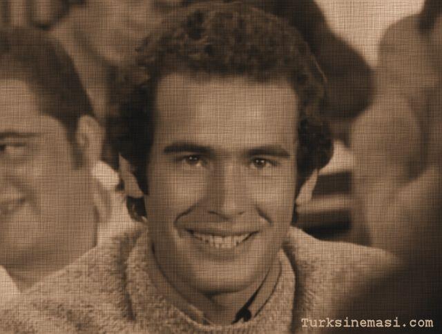 <p><strong>"TOSUN PAŞA DA OYNAYACAKTIM!"</strong></p>
<p>Olayların bu konuşmadan sonra geliştiğini ifad<strong></strong>e eden ünlü oyuncu sözlerine, <em><strong>"Şaşırtıcı ama o gün oyunculuğu bıraktım. Hatta ondan sonraki filmim de hazırdı. 'Tosun Paşa'da rol alacaktım." </strong></em>diyerek devam etti. </p>