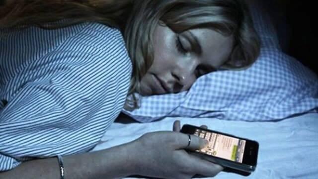 <p>Uzun süre radyasyona maruz kalmanın tetiklediği sağlık sorunları uzun zamandır tartışılıyor. Günümüzde uzmanlar en çok da cep telefonu ile fazla vakit geçirmenin, uyumadan önce cep telefonu kullanmanın ve telefonu yatağın yakınına koyup uyumanın zararları konusunda uyarılar yapıyor. </p>
