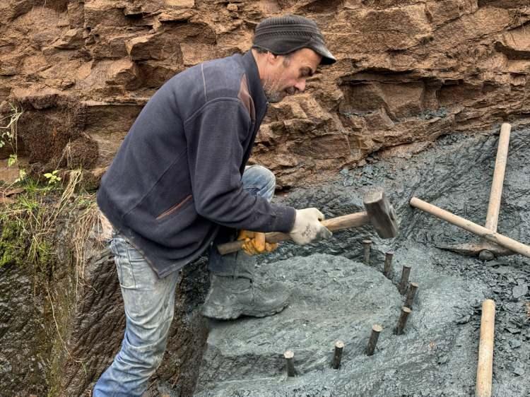 <p><strong>"Bu işe ilkokul 5. sınıfa giderken başladım. Yaklaşık 40 senedir bu işi yapıyorum. Önceden bu madene katırla, eşekle gelirdim.</strong></p>