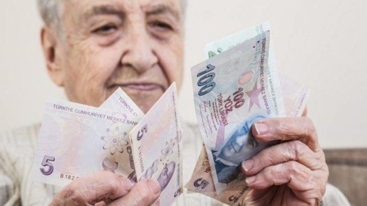 <p>Ekonomiye ilişkin düzenlemeleri öngören 86 maddelik torba teklifin çalışmaları Meclis Genel kurulunda devam ediyor. Teklife göre çalışan emekliler de 5 bin liralık ödemeden faydalanacak. 3 bölüm halinde görüşülen düzenlemenin 43 maddesi kabul edildi.</p>