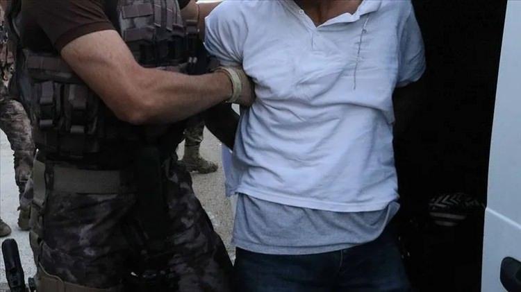 <p><strong>5 SAAT ADIM ADIM İZLENDİ</strong></p>
<p>Örgüt yöneticisi, uçuştan 6 saat önce 18 Eylül saat:18.45 sıralarında uçuşunu gerçekleştirmek için İstanbul Havalimanında Check-in işlemini yaptırıp polis pasaport kontuarından geçtikten sonra gümrüksüz alanda tam 5 saat izlendi. Türkiye'ye geri dönmeyeceği yönünde istihbaratı elinde bulunduran MİT, uçağa doğru yönelen Babayiğit'i İstanbul Emniyet Müdürlüğü Havalimanı Şube Müdürlüğü ekiplerine yakalatarak gözaltına aldırdı. İstanbul Terörle Mücadele Şube Müdürlüğü ekiplerine teslim edilen Babayiğit, polisteki tüm sorulara susma hakkını kullanarak cevap verdi. İstanbul Cumhuriyet Başsavcılığı tarafından yürütülen soruşturmada susma hakkını kullanan Engin Babayiğit, tutuklanarak cezaevine gönderildi.</p>
