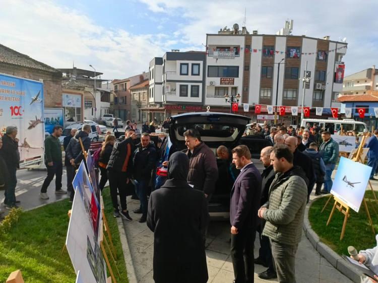 <p>Etkinlikte <strong>yerli</strong> ve milli teknoloji ve ürünlerden oluşan fotoğraf sergisi ve TOGG vatandaşların ziyaretine açıldı.</p>
