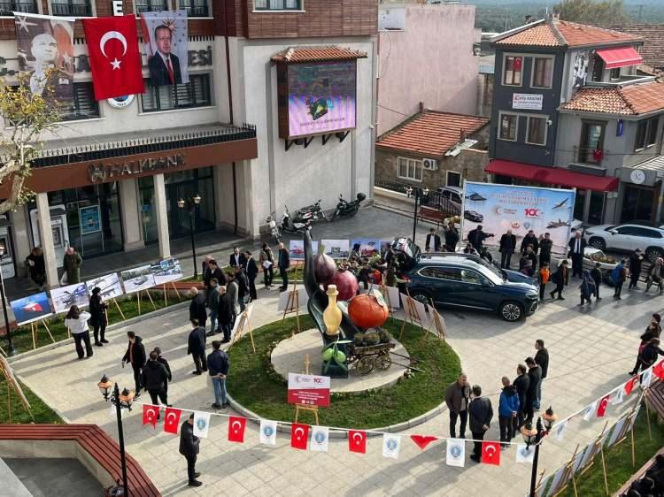 <p>ünün anlam ve önemini belirten konuşmanın yapılması ile başlayan program, şiirlerin okunması ve protokol tarafından <strong>yerli</strong> ve “Milli Teknolojilerimiz” isimli fotoğraf sergisinin gezilmesi ile devam etti.</p>