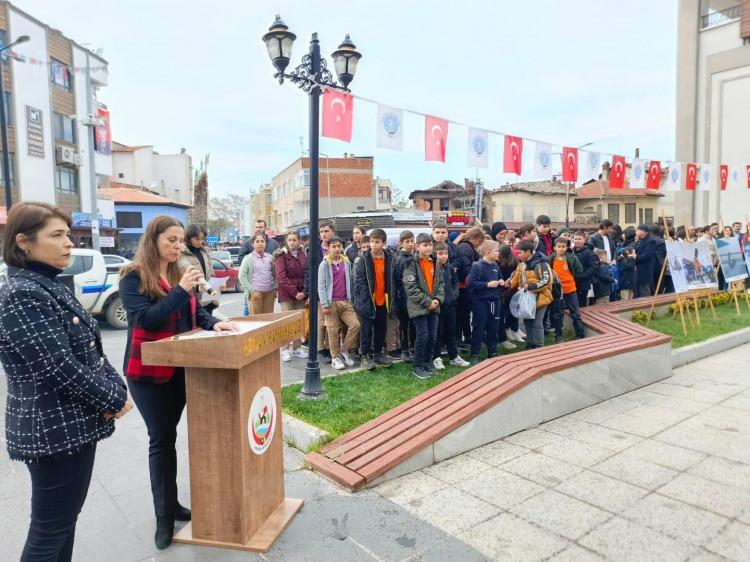 <p>İlk <strong>yerli</strong> ve milli otomobil TOGG öğrenci ve vatandaşlar tarafından ilgiyle incelendi. </p>